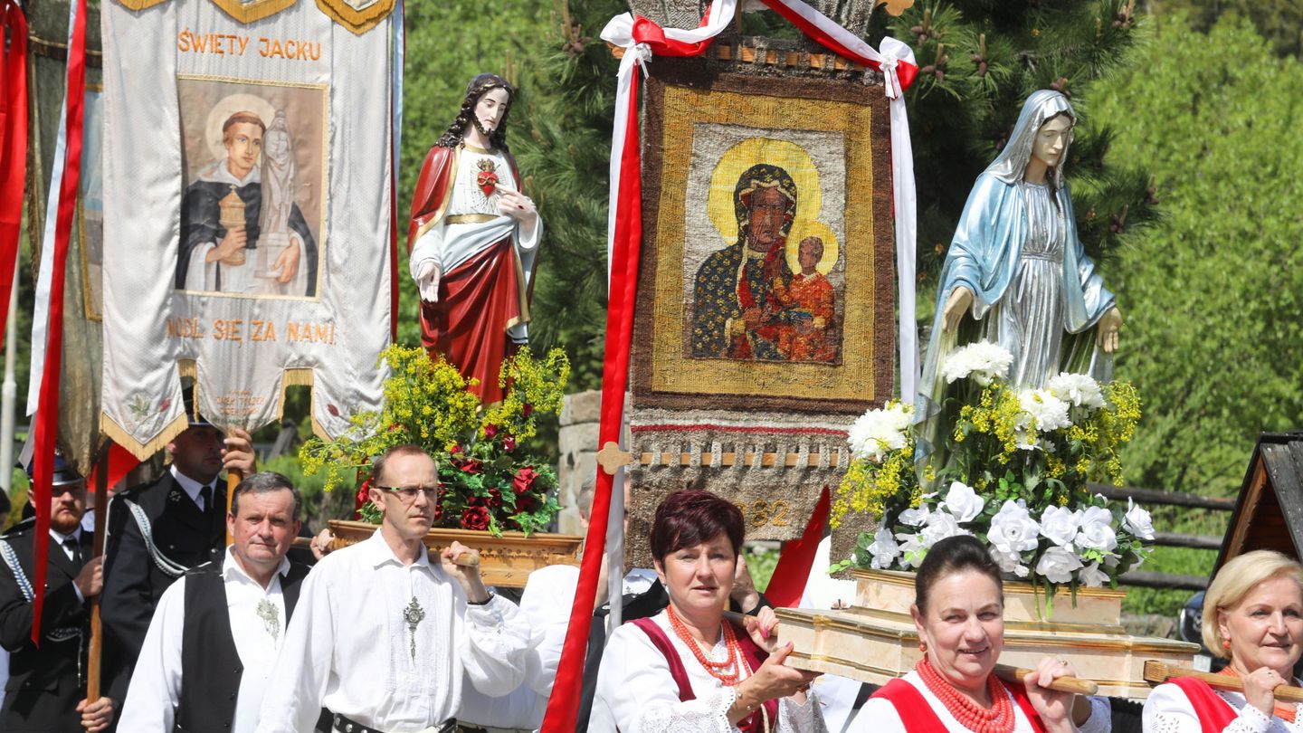Una procesión de Corpus Christi en la ciudad de Witow (Polonia). (EFE)