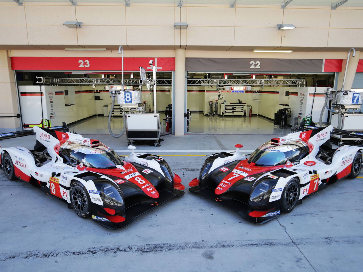 Los dos Toyota que competirán en el WEC. Fernando Alonso compartirá el número 8 con Sébastien Buemi y Satoru Nakajima. (TOYOTA Gazoo Racing)