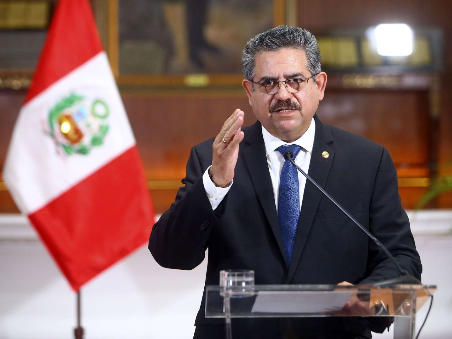 El ya ex presidente interino de Perú, Manuel Merino, durante su discurso de dimisión. (EFE)
