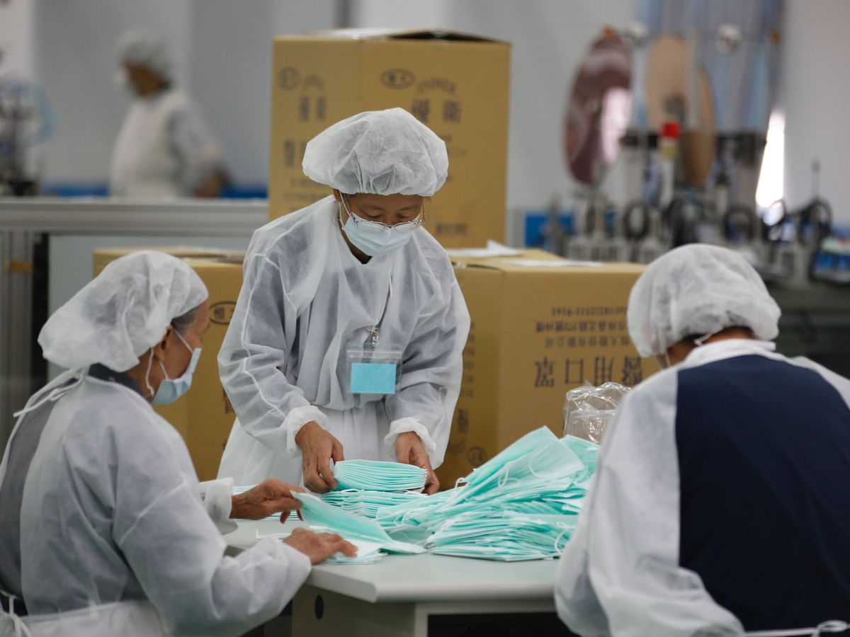 Foto: Una fábrica de mascarillas en Taiwán. (EFE)