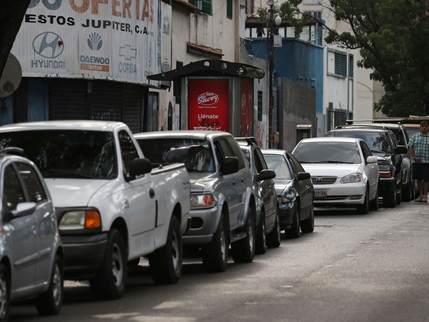 Vehículos esperando para repostar durante un apagón en Caracas, el 27 de marzo de 2019. (Reuters)
