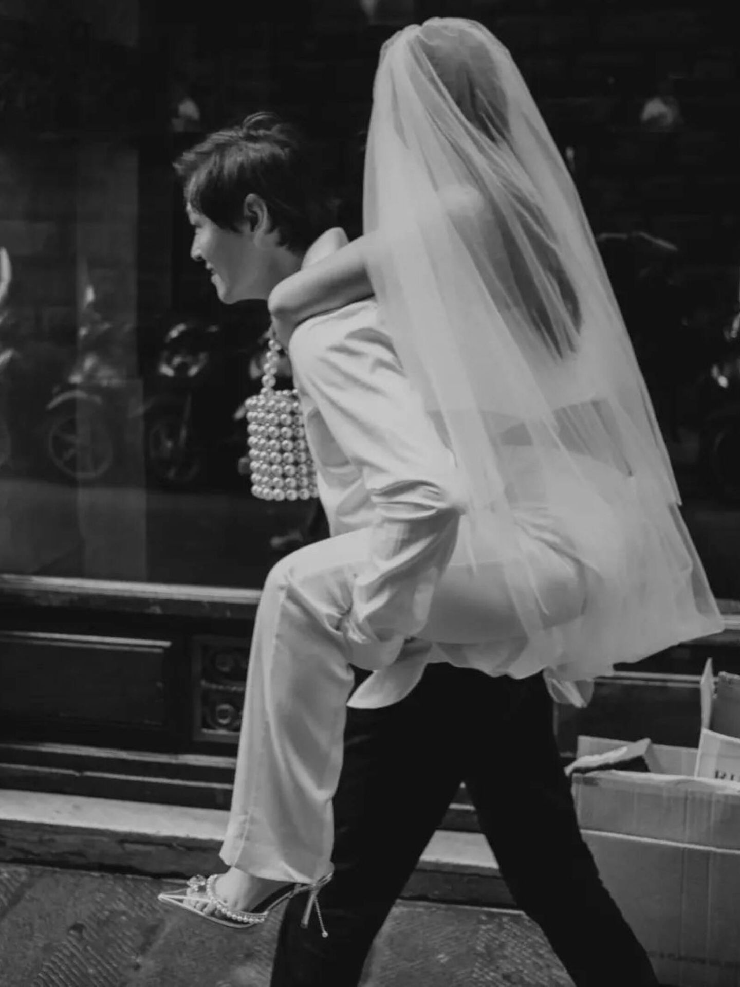 Una novia con un bolso el día de su boda. (Instagram/ @blancorazon_wedding)