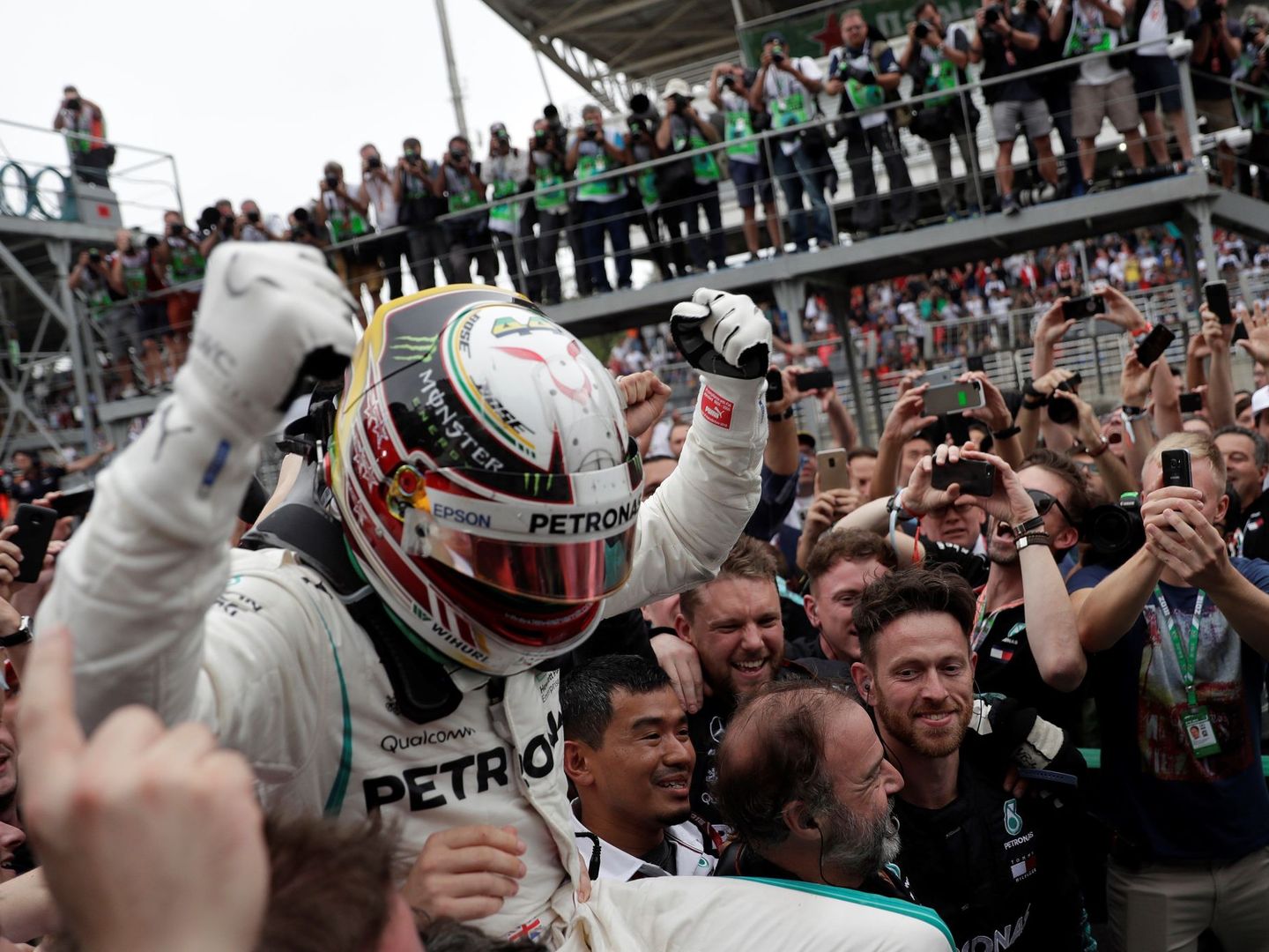 Hamilton celebrando el triunfo con sus mecánicos en Brasil. (EFE)