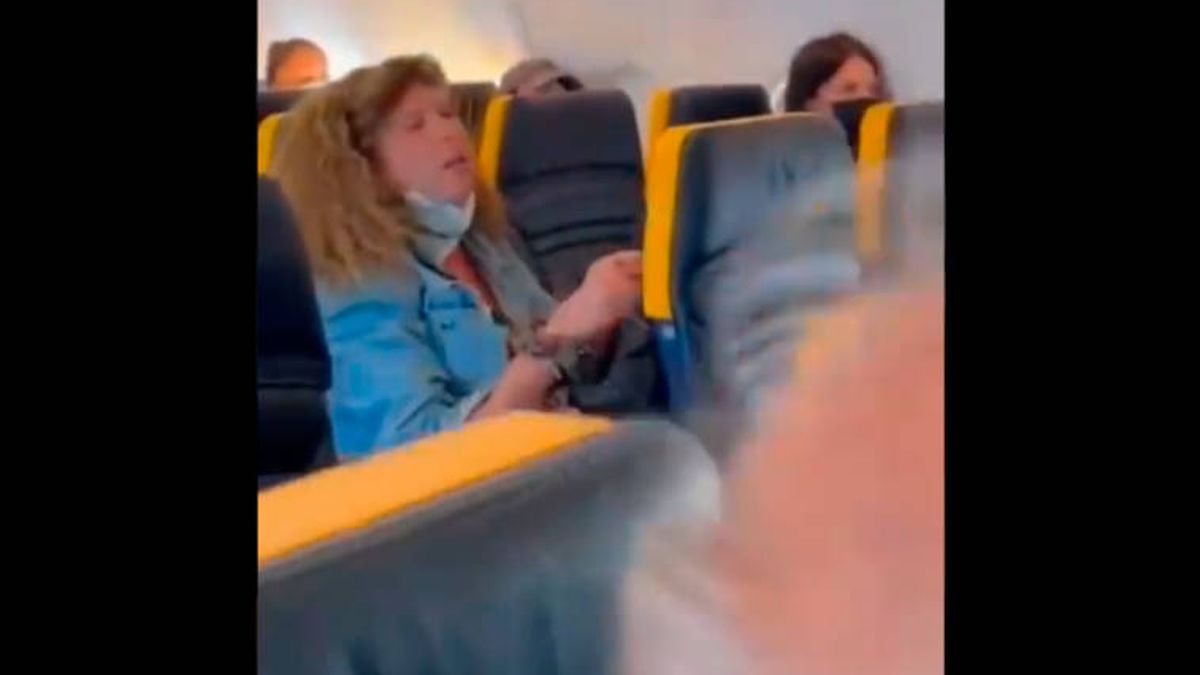Bronca en un vuelo Ibiza-Milán por una pasajera que se negó a ponerse mascarilla