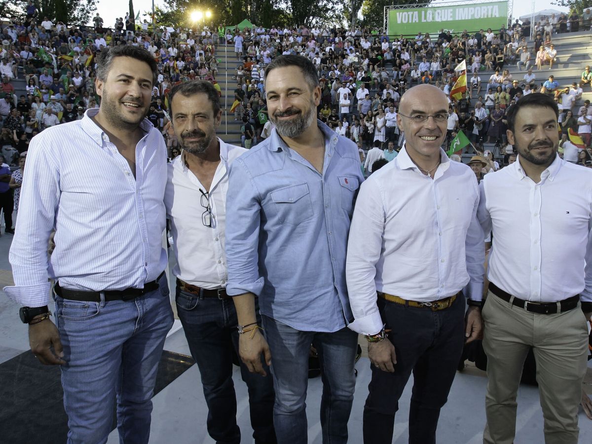 Foto: El presidente de Vox, Santiago Abascal, posa junto a otros miembros del partido tras el mitin en Guadalajara. (EFE/Pepe Zamora)