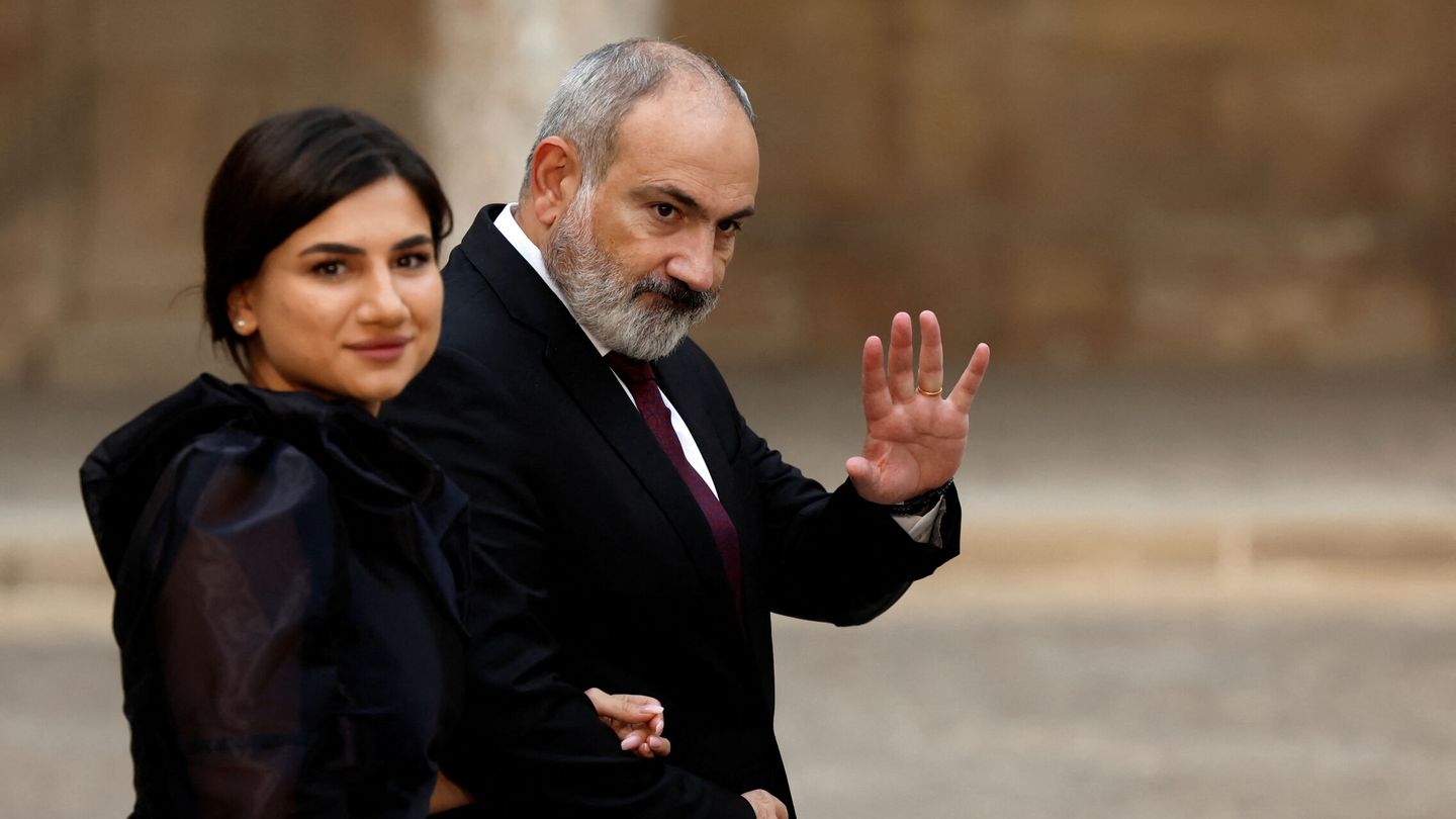El primer ministro de Armenia, Nikol Pashinyan, y su pareja en su llegada a la Alhambra. (Reuters/Jon Nazca)