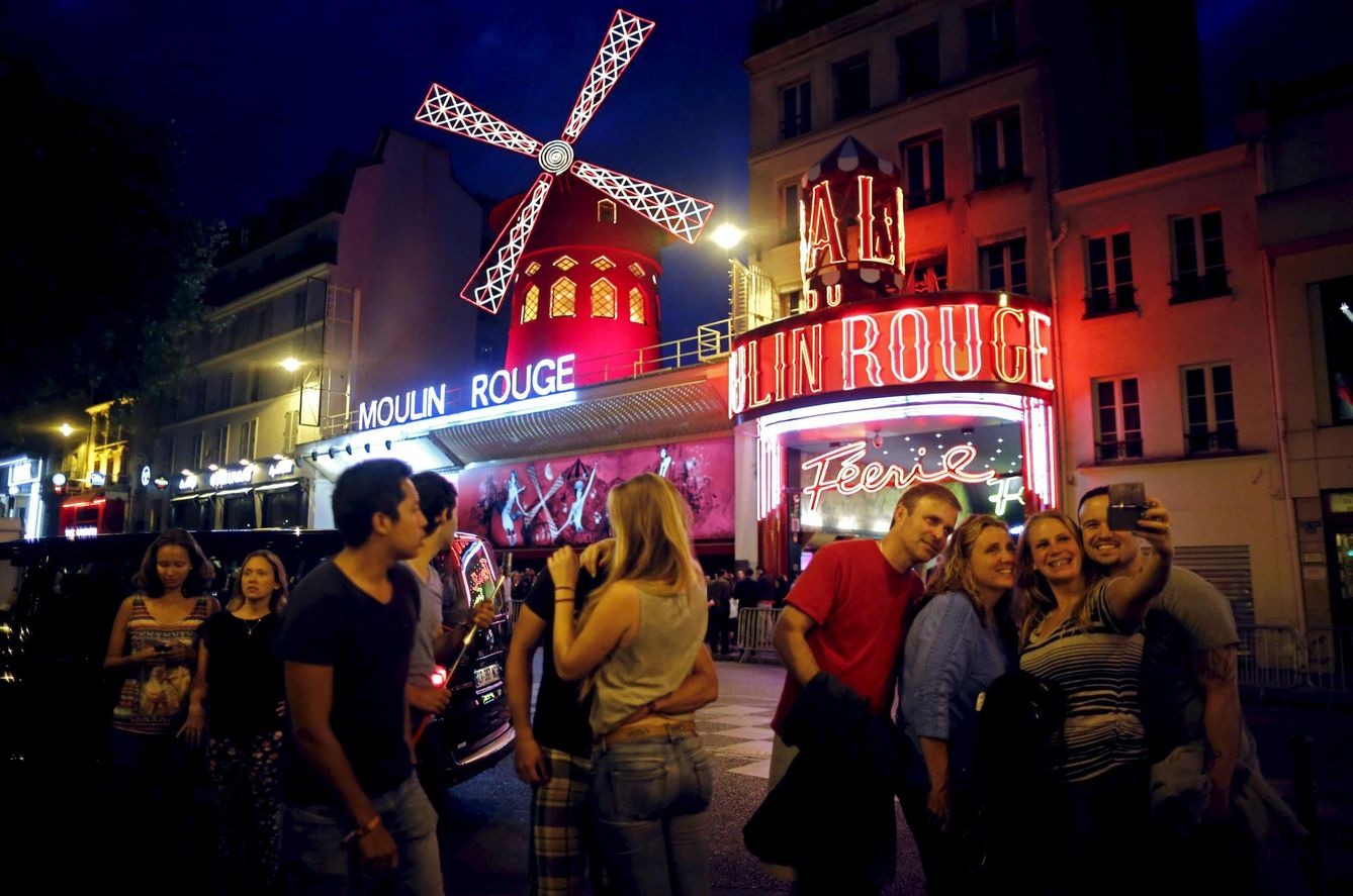Turistas frente al Moulin Rouge de París, en julio de 2015 (Reuters)
