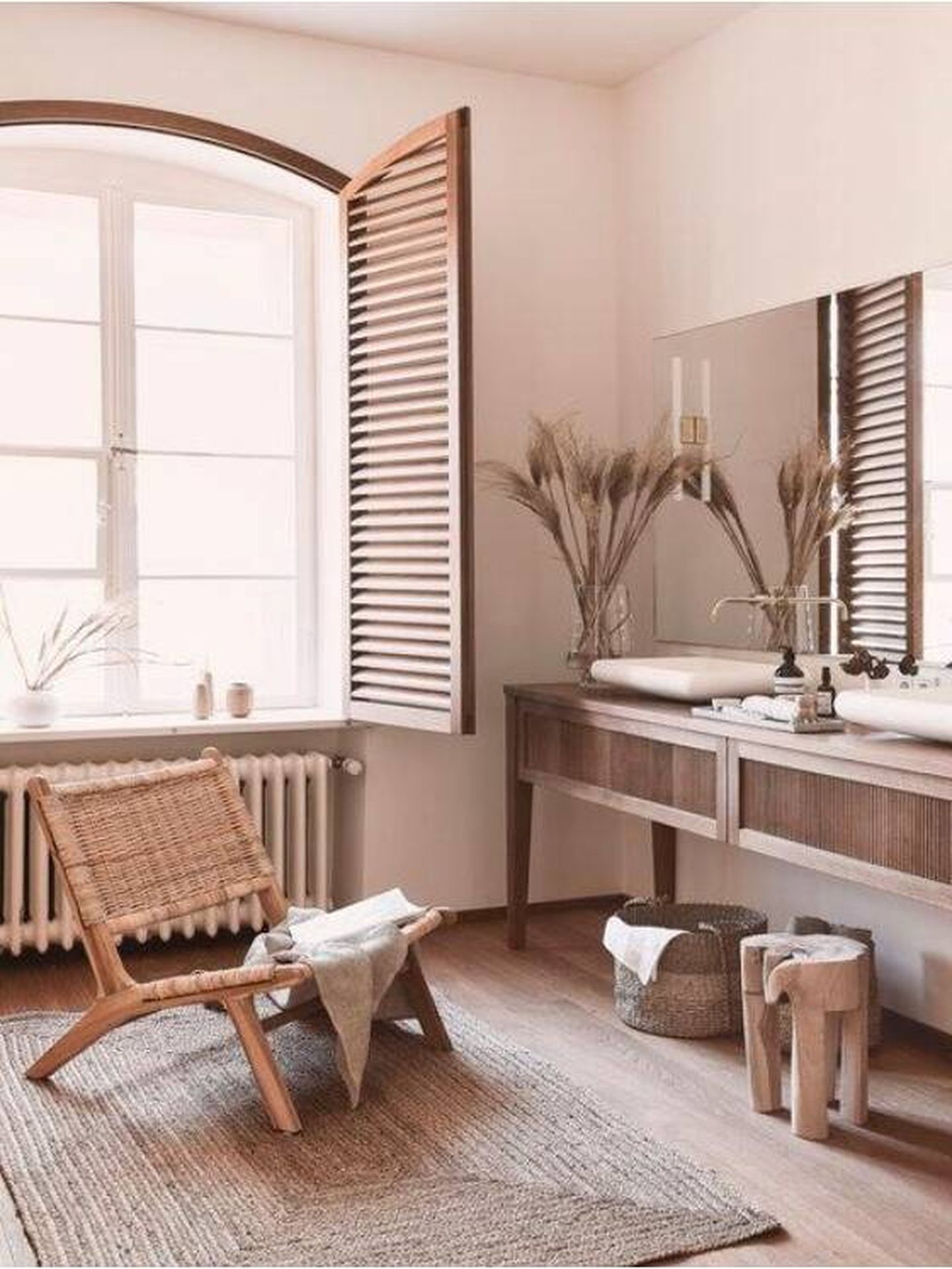 Un baño con muebles de madera y plantas de Westwing. (Cortesía)