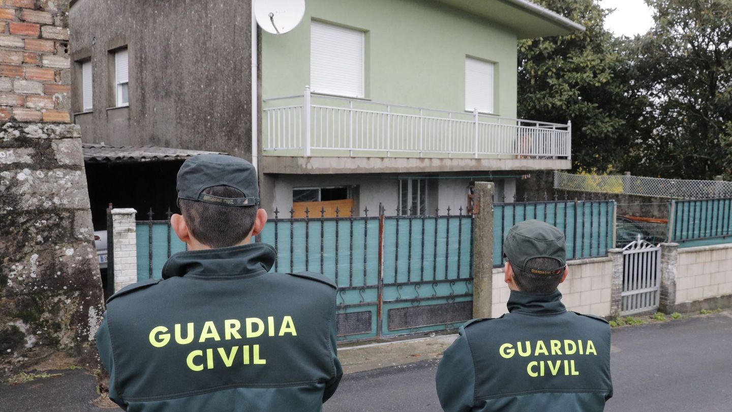 Agentes de la Guardia Civil registran en Rianxo (A Coruña) la vivienda del Chicle. (EFE)