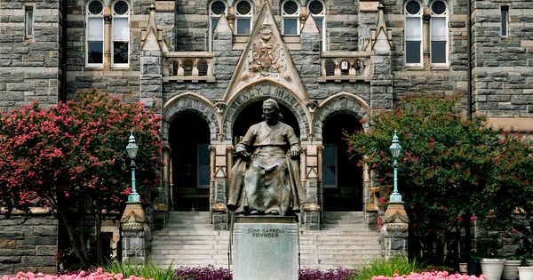 Foto: Fachada de Georgetown, con la icónica estatua de John Carroll en el centro. (Getty)
