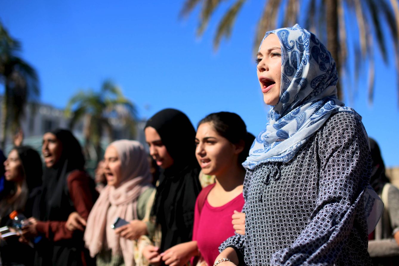 Tessa Riley (d) y otras estudiantes en una protesta contra la islamofobia en la Universidad de San Diego, California (Reuters).