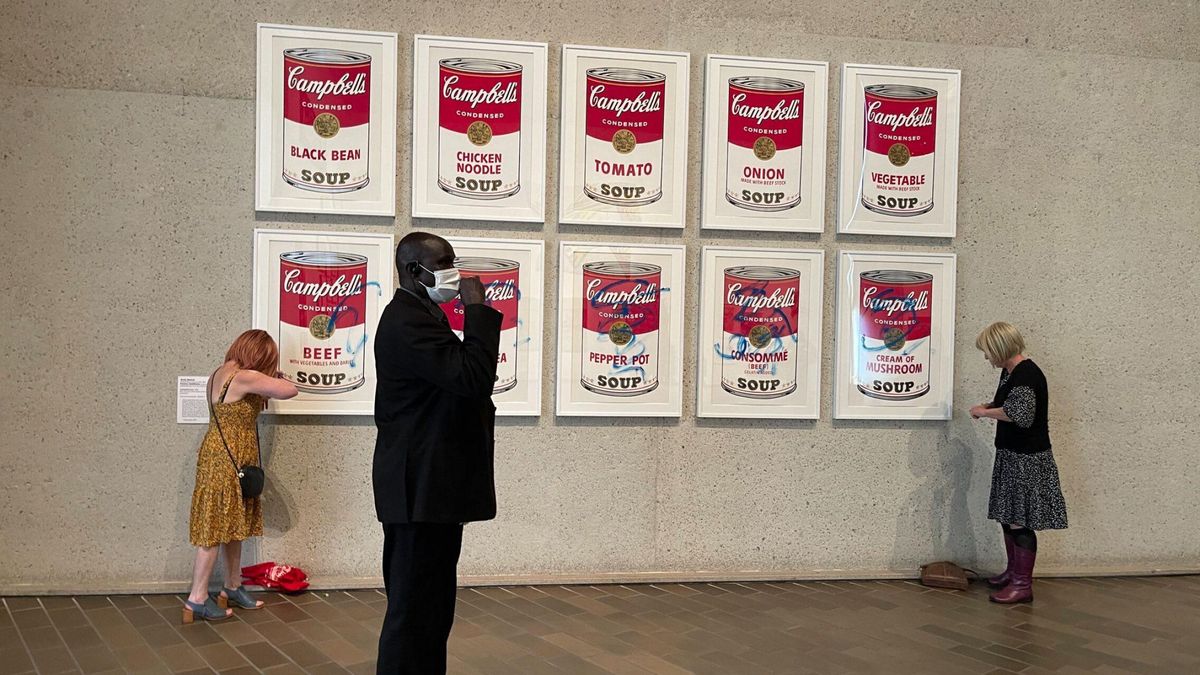 Dos activistas se pegan a las 'Latas de sopa Campbell' de Warhol en Australia y logran huir
