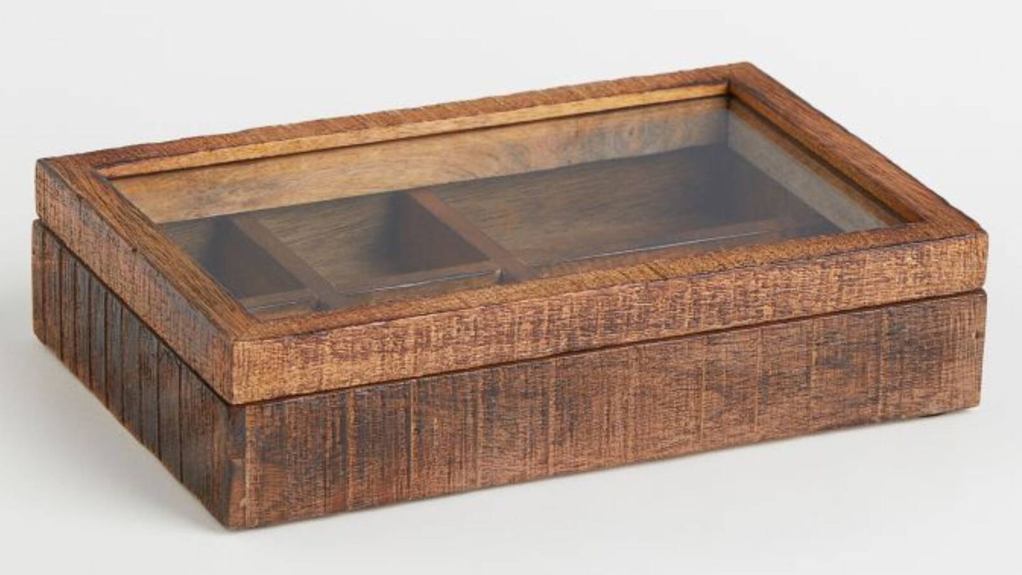 Caja de madera con tapa de cristal de H&M. (Cortesía)
