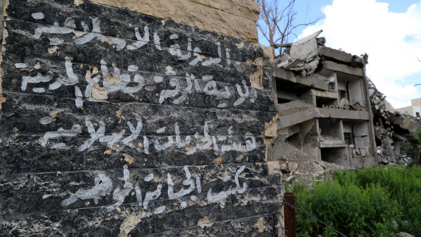 Imagen que muestra un cartel de Estado Islámico en la ciudad de Al Raqa, Siria. (EFE)