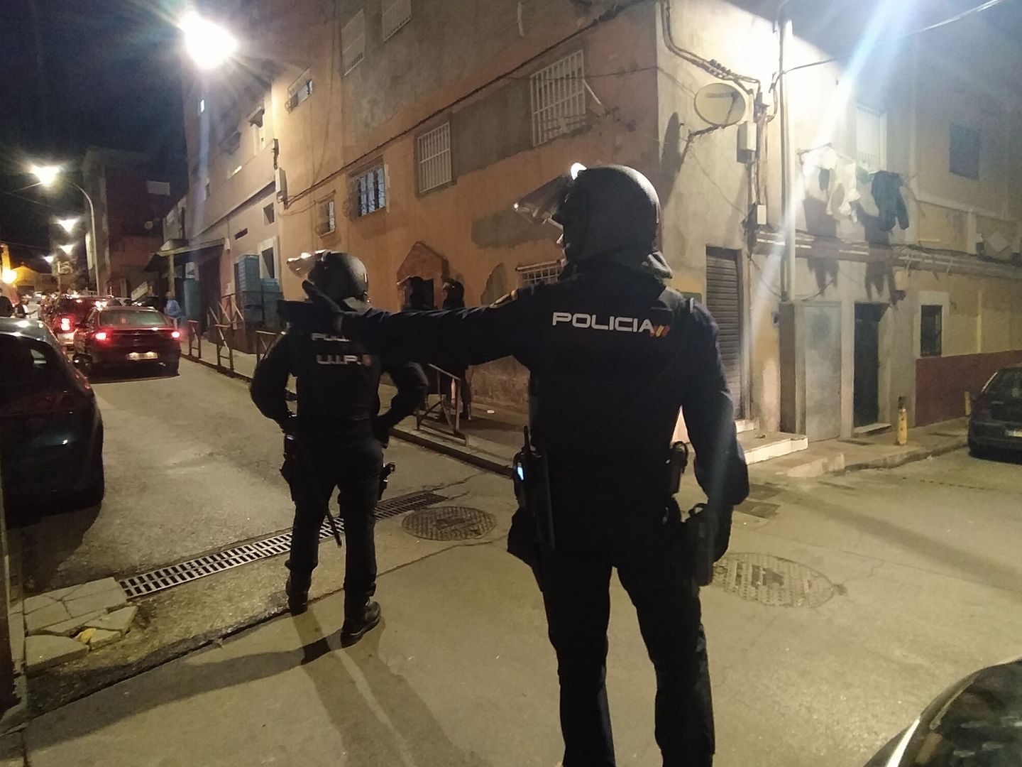 Fotografía de archivo del 4 de marzo de un control policial en el 'Zoco' del barrio del Príncipe, en Ceuta. (EFE ARCHIVO   REDUAN)