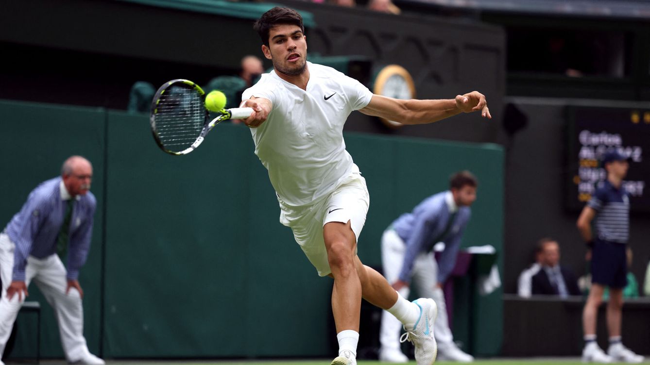 Foto: Alcaraz -  Humbert, Wimbledon hoy en directo | Resultado y última hora en Wimbledon Partido de tenis hoy y cómo va Carlos Alcaraz en vivo (REUTERS / Paul Childs)