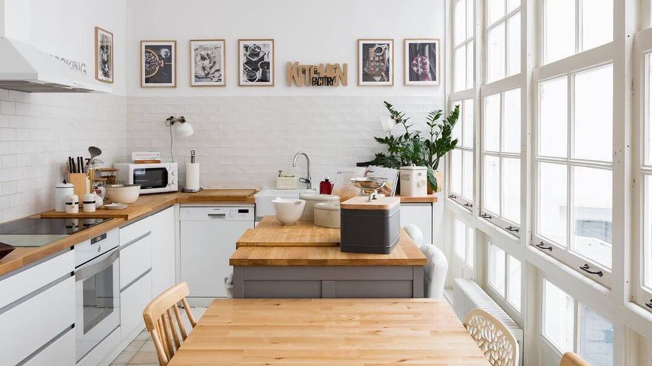 Foto: Los amplios ventanales de esta cocina, perteneciente a Niebla Azul, iluminan y realzan cada detalle de buen gusto. (Niebla Azul)