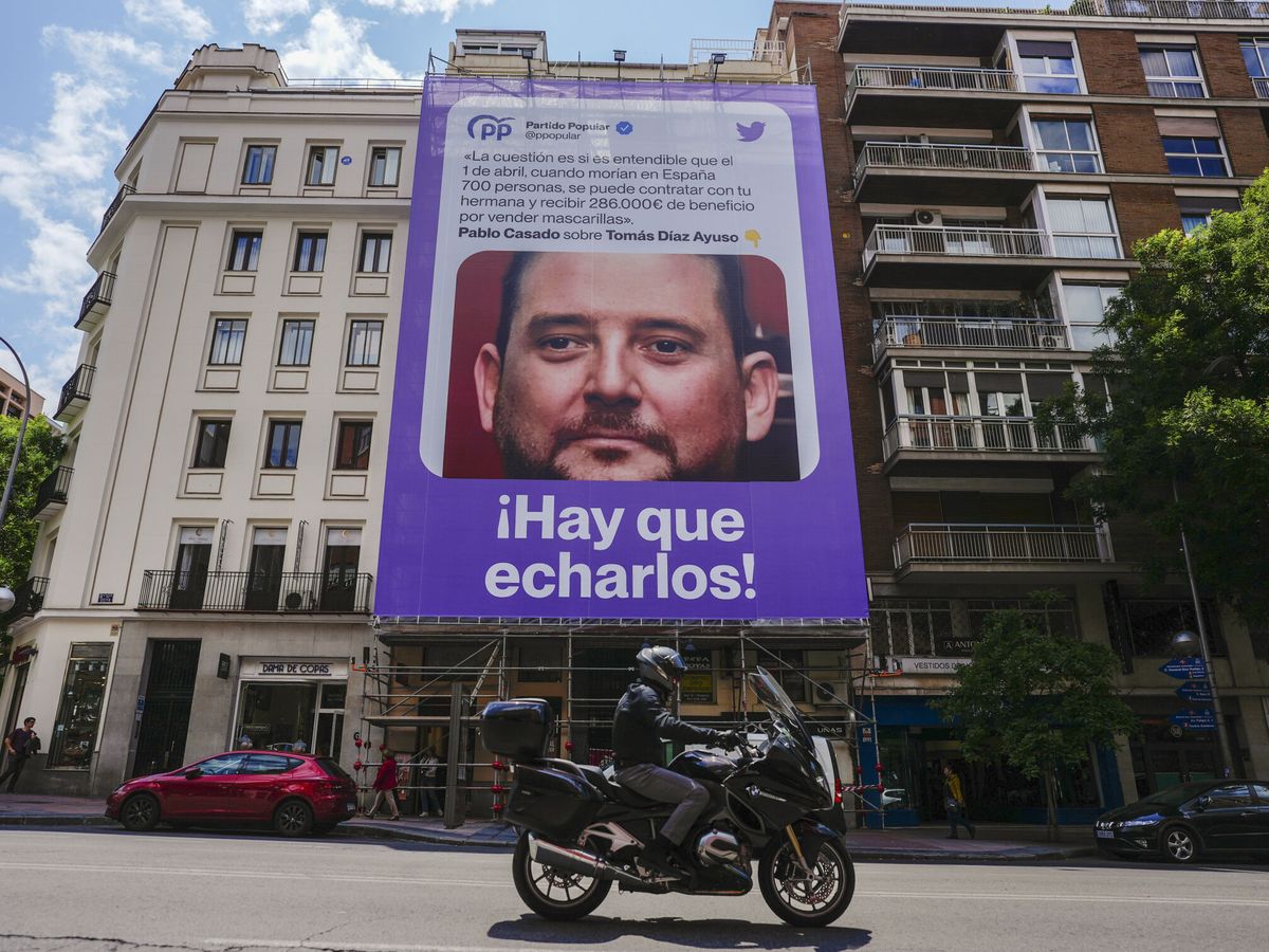 Foto: Podemos ha instalado en Madrid una lona con el rostro del hermano de Isabel Díaz Ayuso. (EFE/Borja Sánchez Trillo)