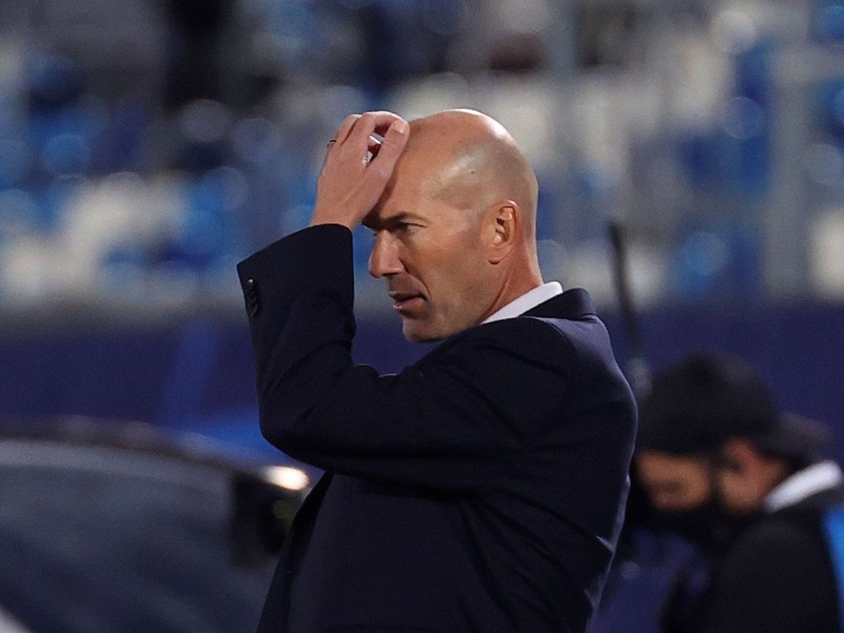 Foto: Zidane con gesto de preocupación durante el partido entre el Real Madrid y el Shakthar Donetsk. (Efe)