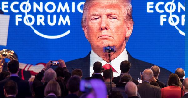 Foto: Los asistentes siguen por una pantalla gigante el discurso del presidente estadounidense en Davos. (EFE)