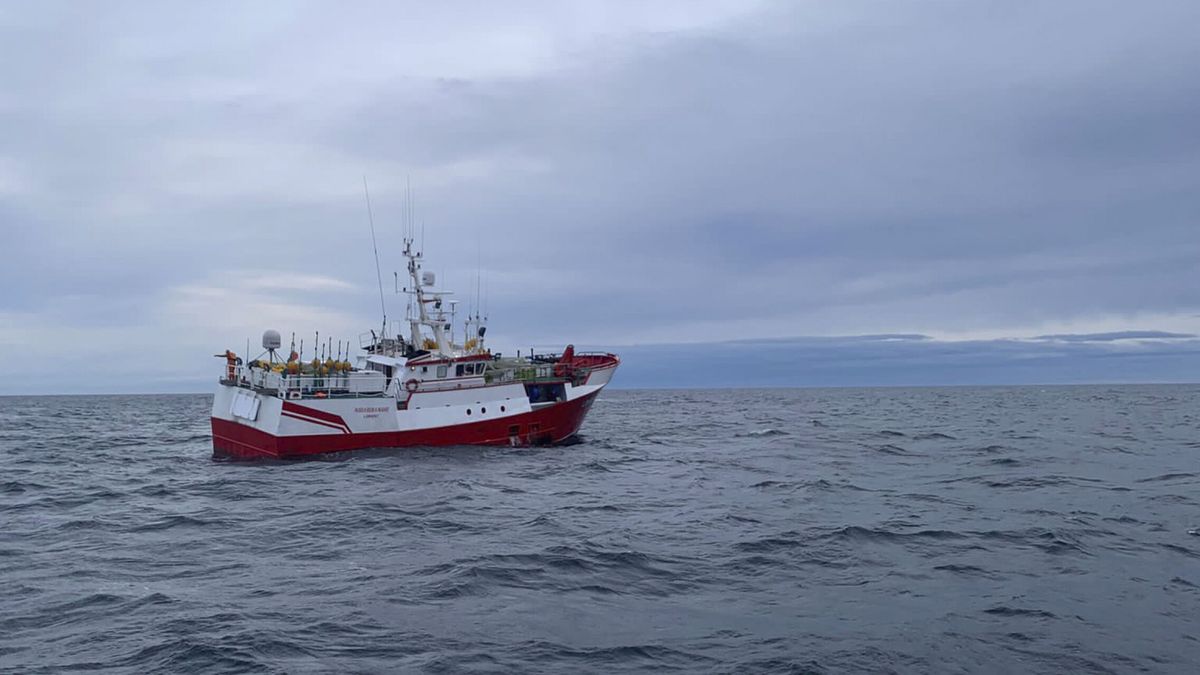 Rescatados los 14 tripulantes de un pesquero francés frente a la costa de Guipúzcoa