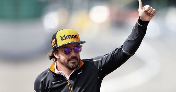 Foto: Fernando Alonso, con una gorra de su marca de ropa, Kimoa. (Getty)