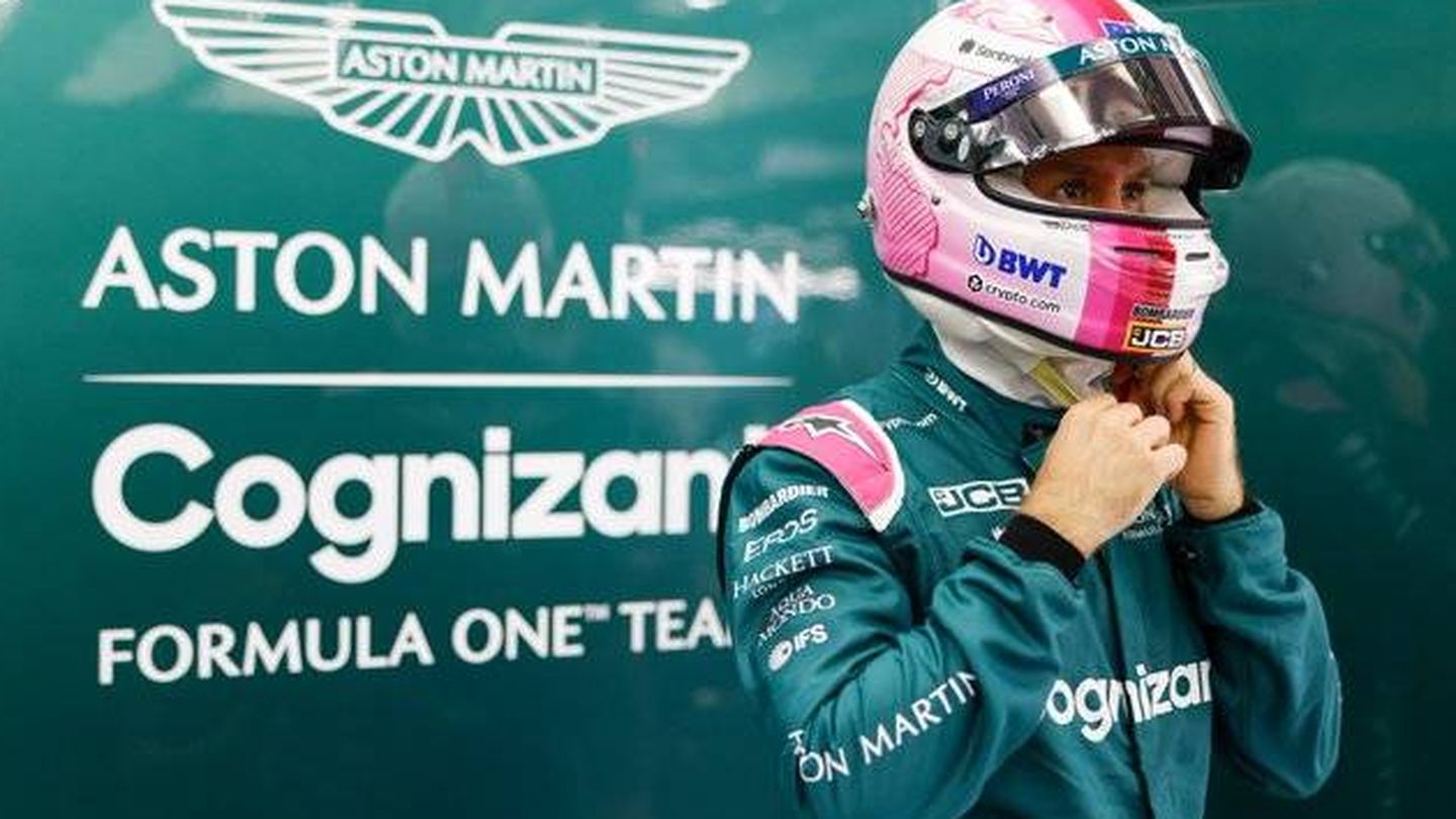 Vettel ha cambiado los colores de su casco en Aston Martin por un nuevo patrocinador