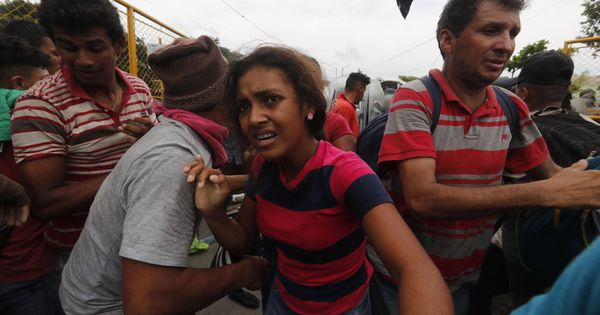 Foto: Miles de migrantes, en su mayoría hondureños, rompieron hoy la valla metálica que separa a Guatemala de México. (EFE)