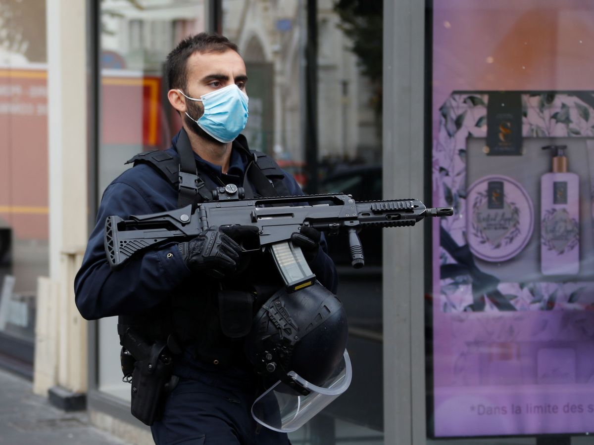 Foto: Un policía, en el lugar del apuñalamiento en Niza. (Reuters)
