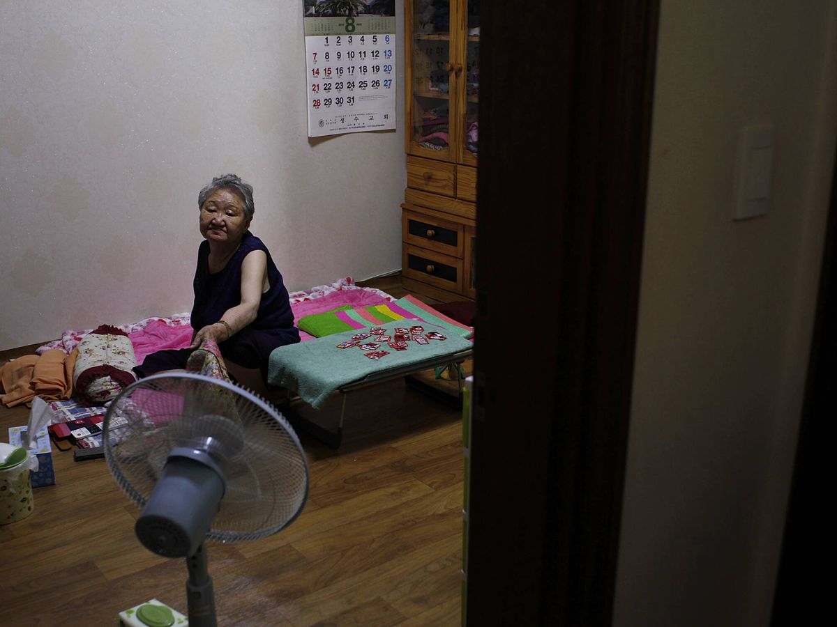 Foto: Algunas mujeres mayores con escasos recursos se ven abocadas a la prostitución en Corea del Sur. (Getty Images/Woohae Cho)