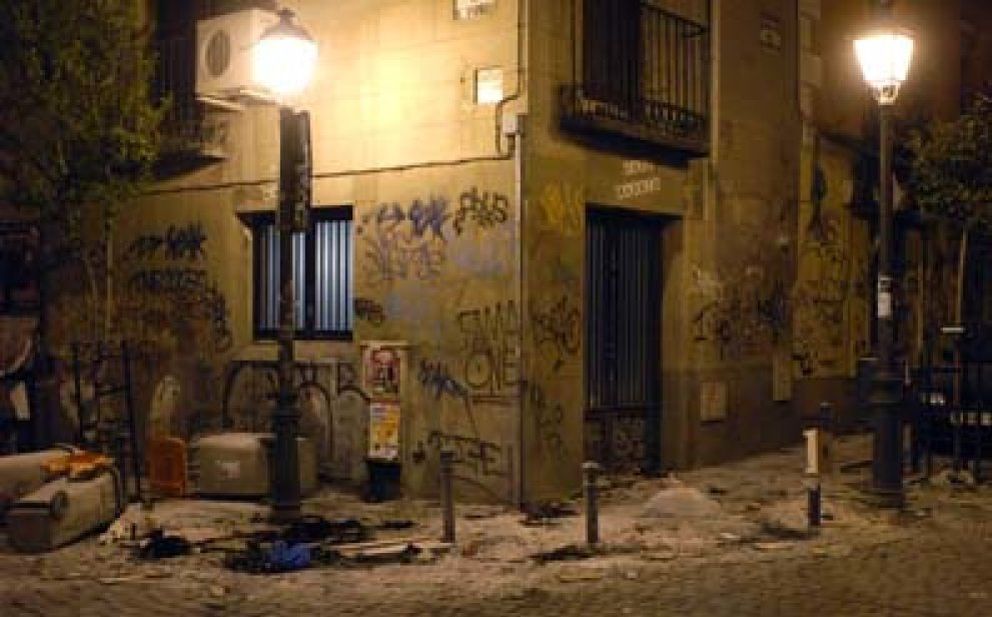 Foto: Unos 20 heridos en enfrentamientos entre jóvenes y la policía en el barrio madrileño de Malasaña