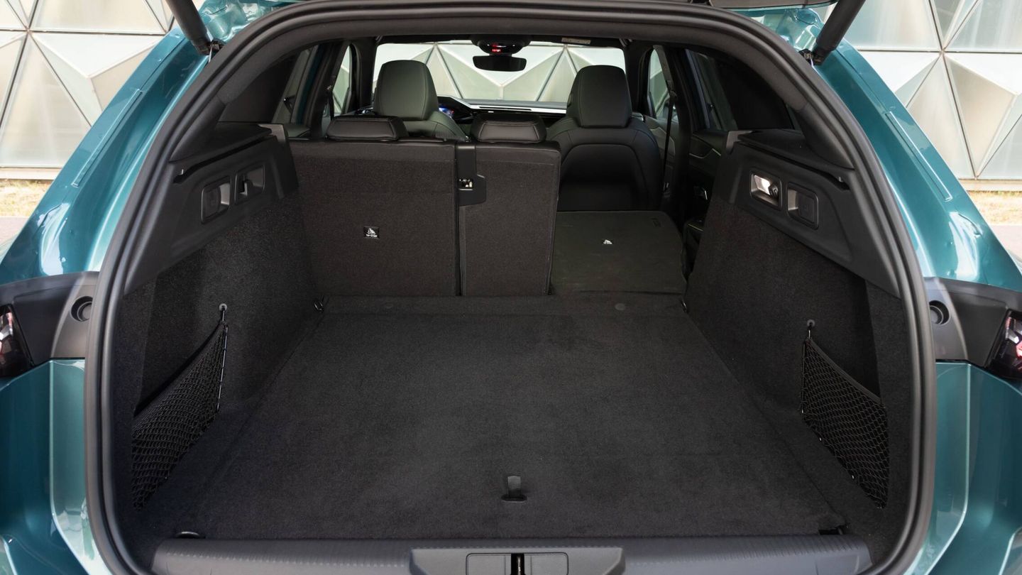La capacidad del maletero es de 608 litros con los cinco asientos; 60 menos para el Hybrid.