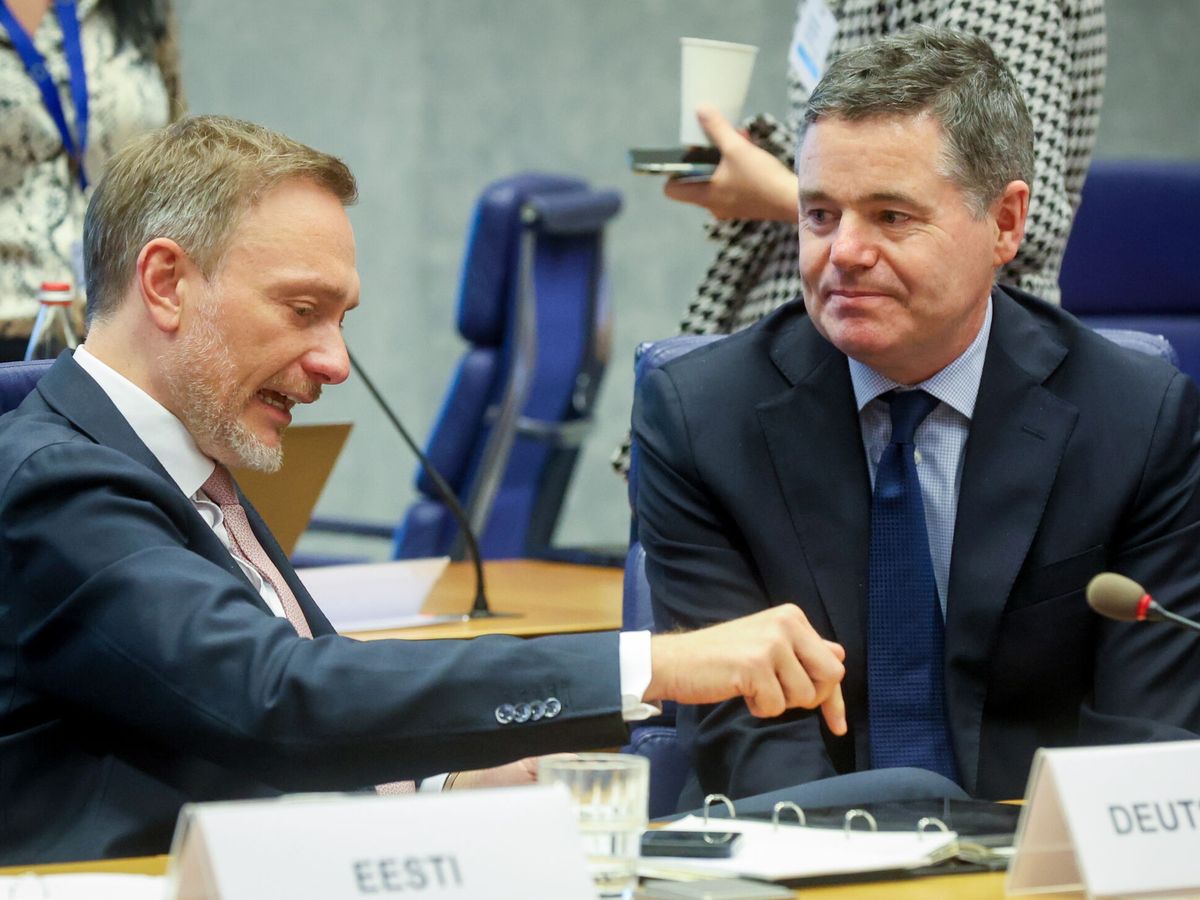 Foto: El ministro alemán de Finanzas, Christian Lindner (i), charla con el presidente del Eurogrupo, Paschal Donohoe. (EFE/EPA/Olivier Hoslet)