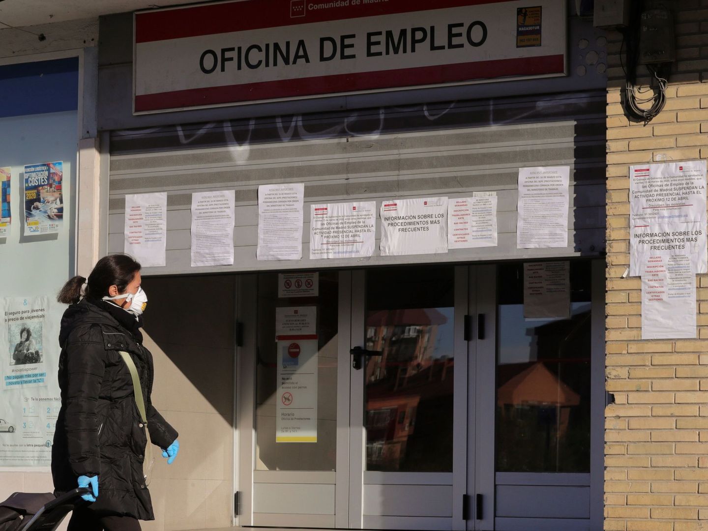 Una mujer camina frente a una oficina de empleo en Madrid. (EFE)