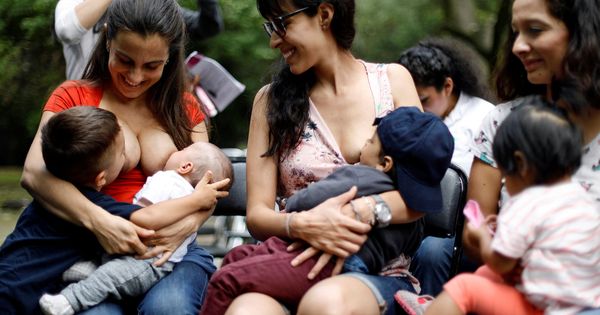 Foto: Mujeres amamantan a sus hijos en el jardín botánico de Ciudad de México (Edgard Garrido / Reuters)