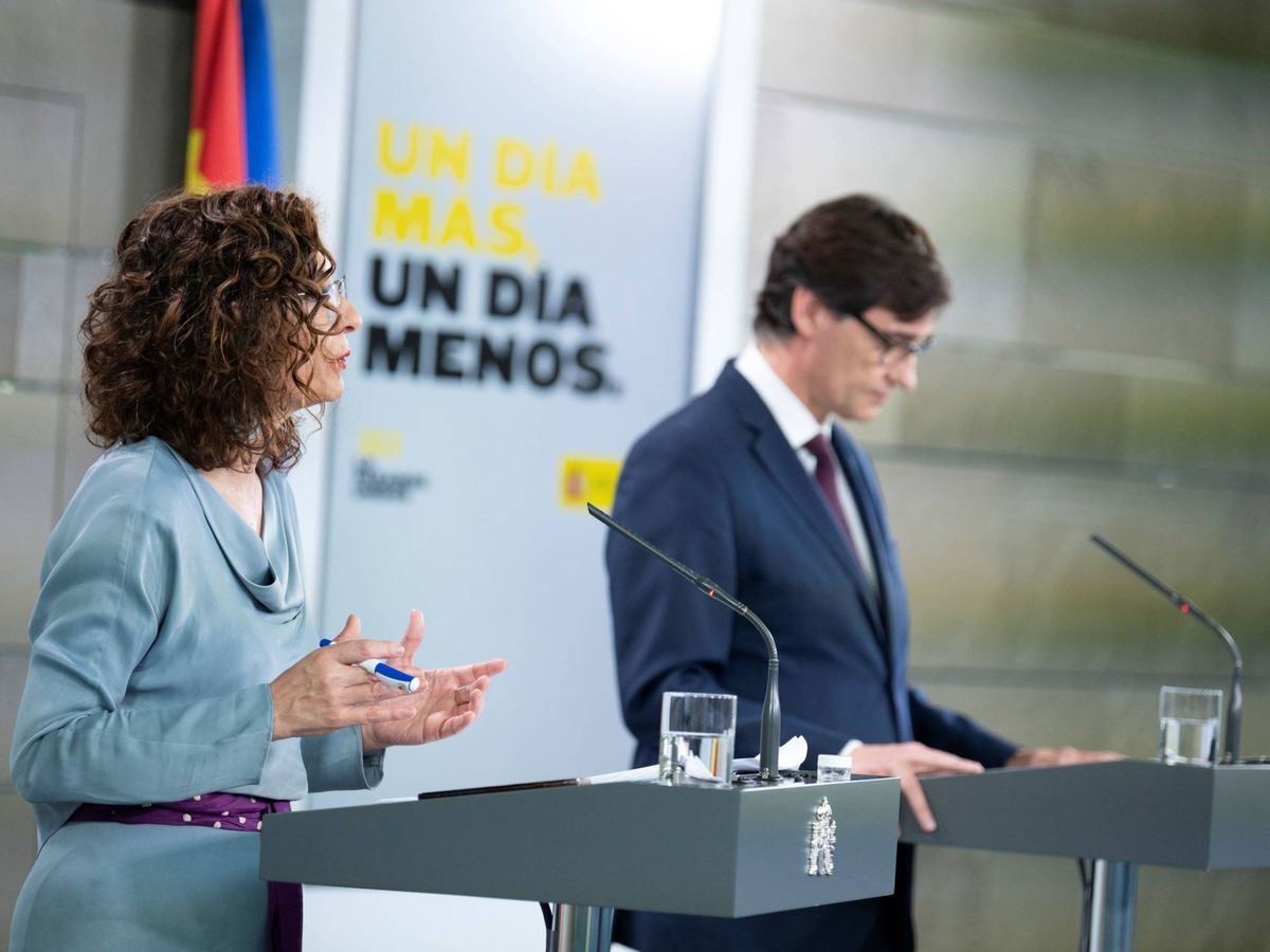 Foto: Los titulares de Hacienda y Sanidad, María Jesús Montero y Salvador Illa, este 14 de abril en la Moncloa tras el Consejo de Ministros. (Borja Puig | Moncloa)