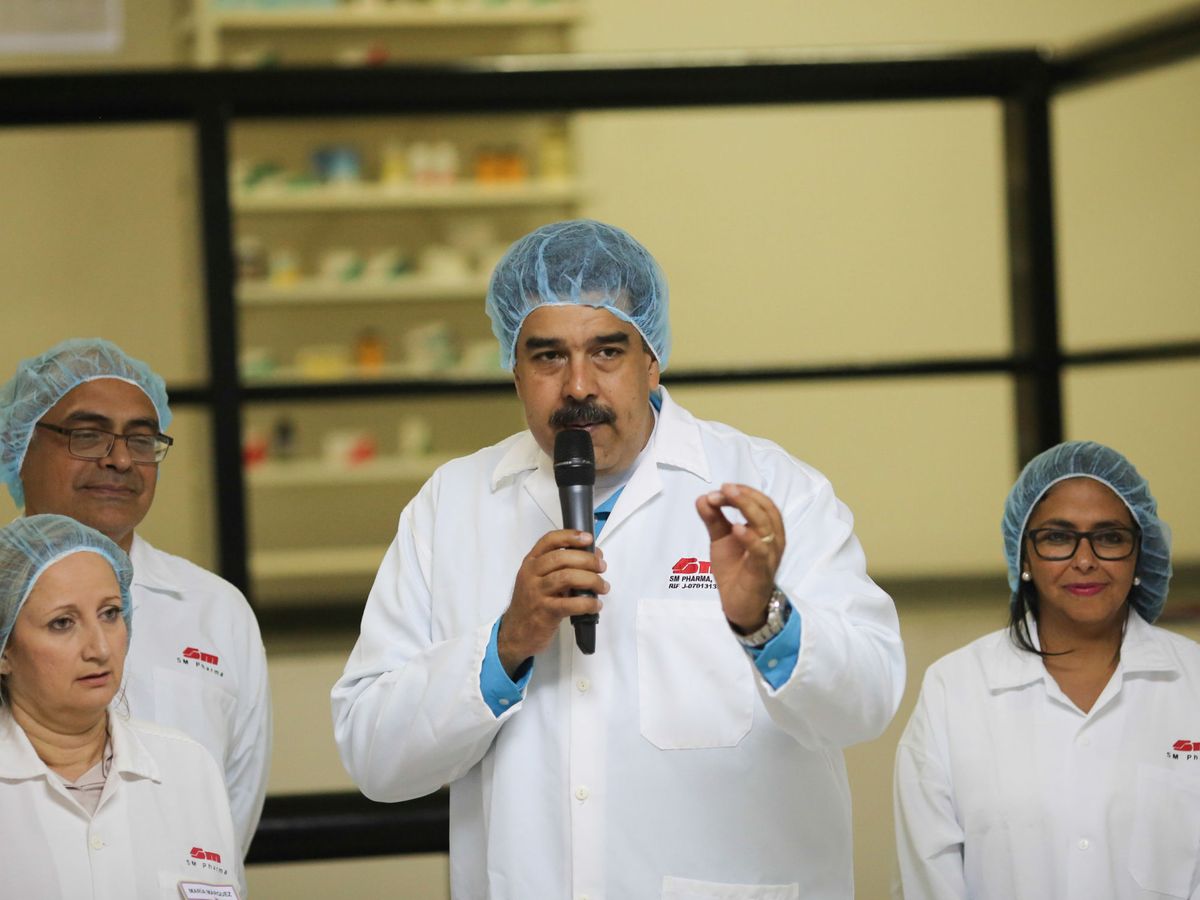 Foto: Nicolás Maduro, durante una visita a los laboratorios expropiados de SM Pharma. (Reuters)