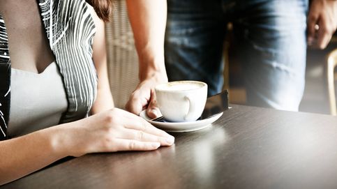 El truco del café que puede dejarte sin empleo: nunca hagas esto en una entrevista