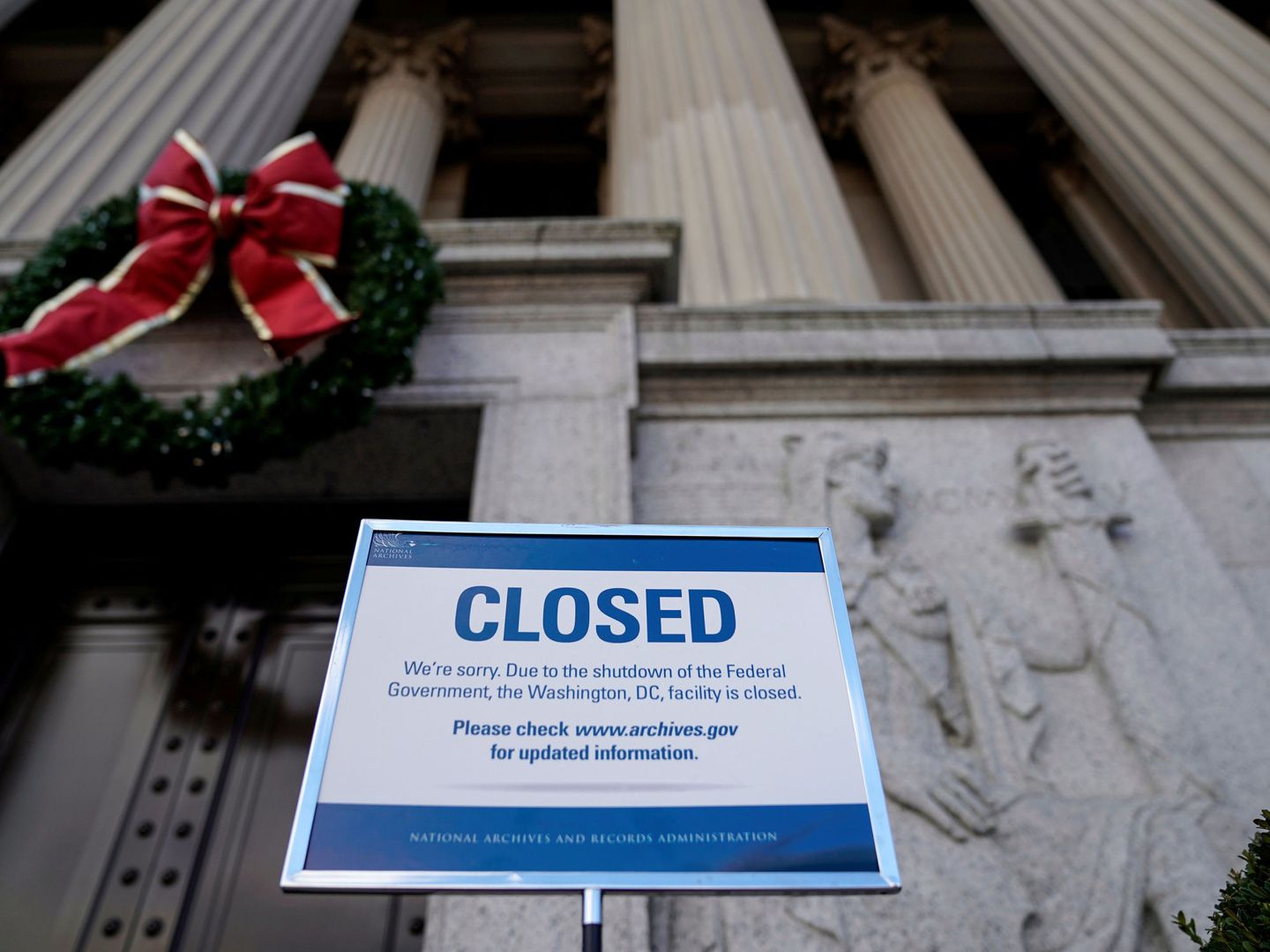 Un cartel indica que el Archivo Nacional está cerrado durante el cierre parcial de la Administración, en Washington. (Reuters)