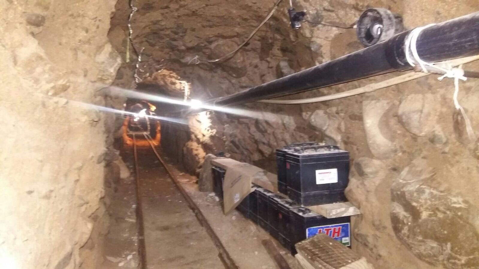 Foto: Imagen del túnel, en la que se aprecian los conductos de ventilación y el sistema de raíles (Reuters)