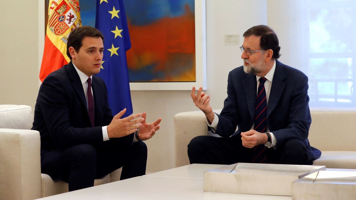 El presidente del Gobierno, Mariano Rajoy, durante una reunión con Albert Rivera. (EFE)