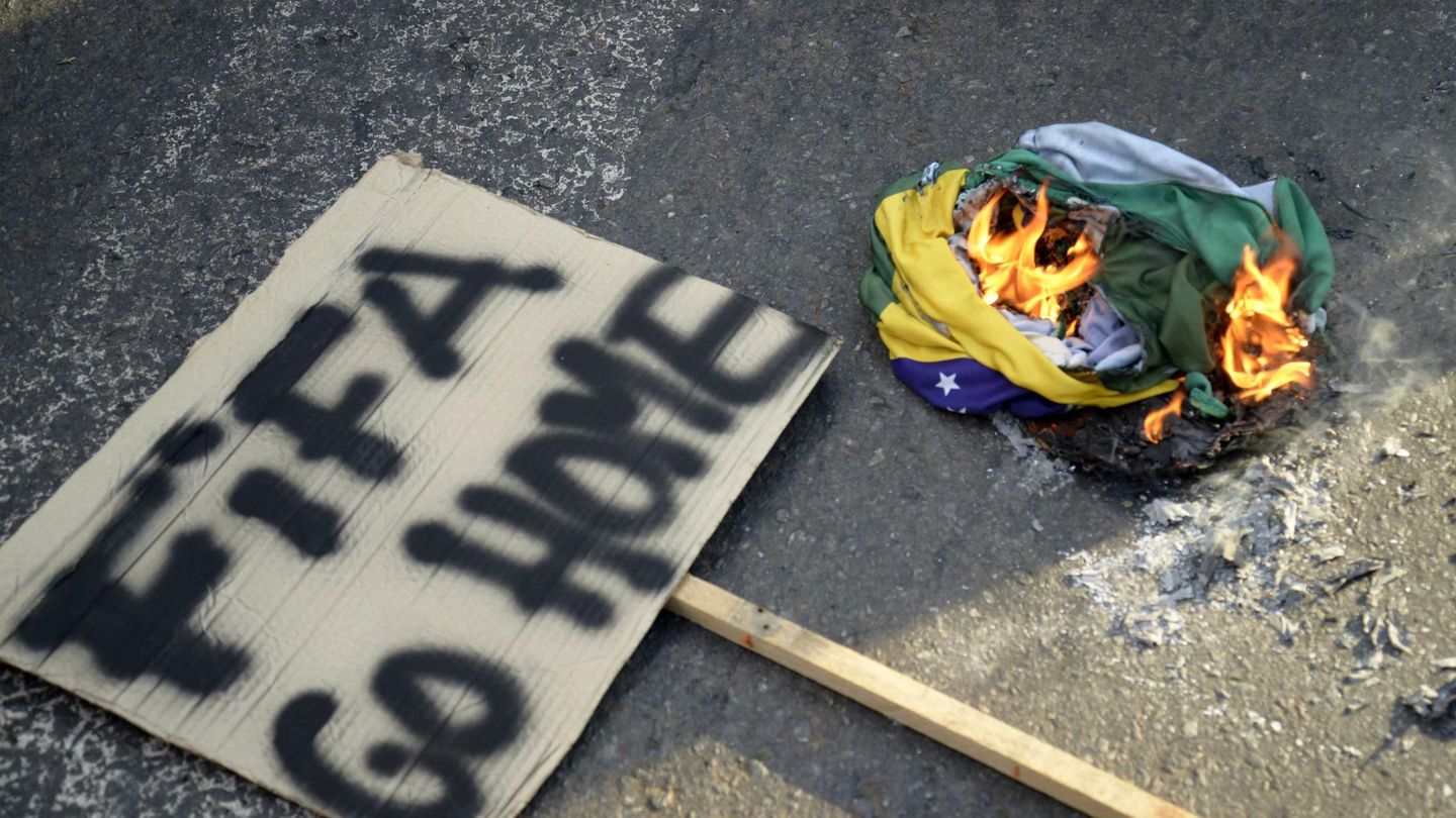 Un cartel junto a una bandera brasileña durante una protesta en Goiania (Reuters).