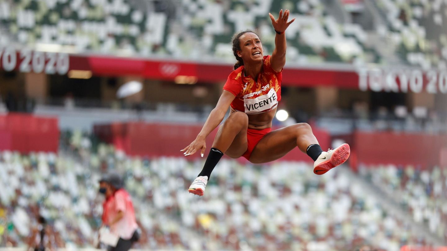 María Vicente, durante su salto. (Reuters)