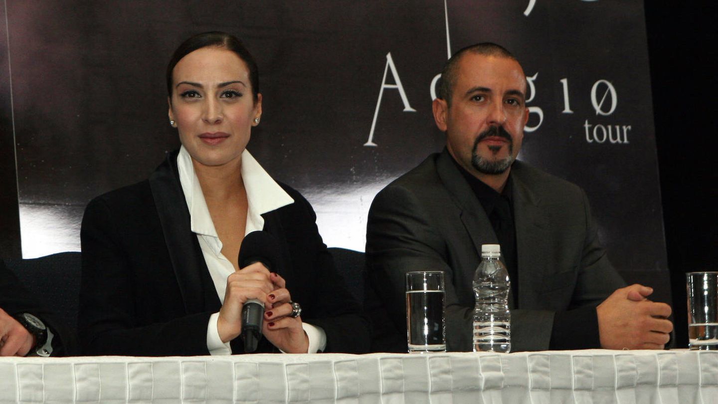 Óscar con Mónica en la presentación de la gira Adagio en 2010 en Ciudad de México. (Gtres)