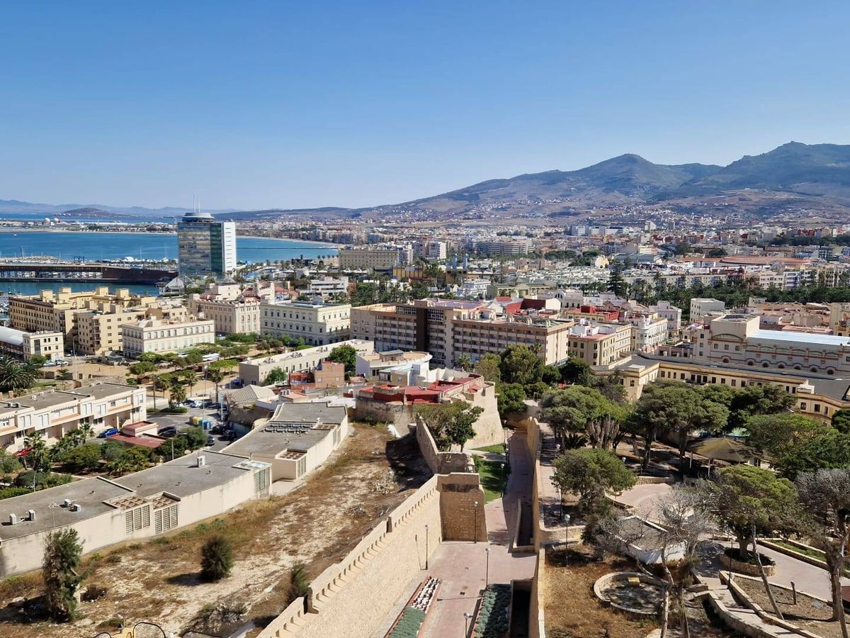 Foto: Panorámica de la ciudad de Melilla, con los montes de Marruecos al fondo. (EC)