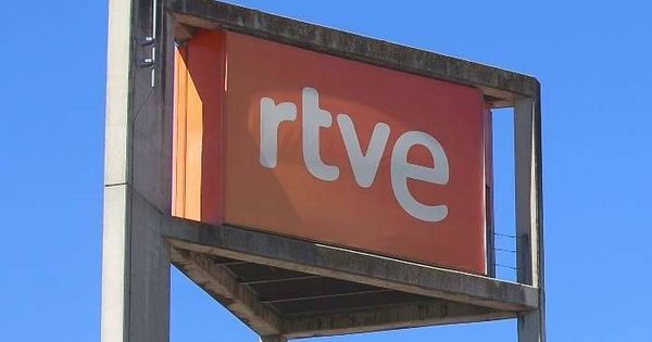 Foto: Logo de RTVE en el edificio de la corporación. (EFE)