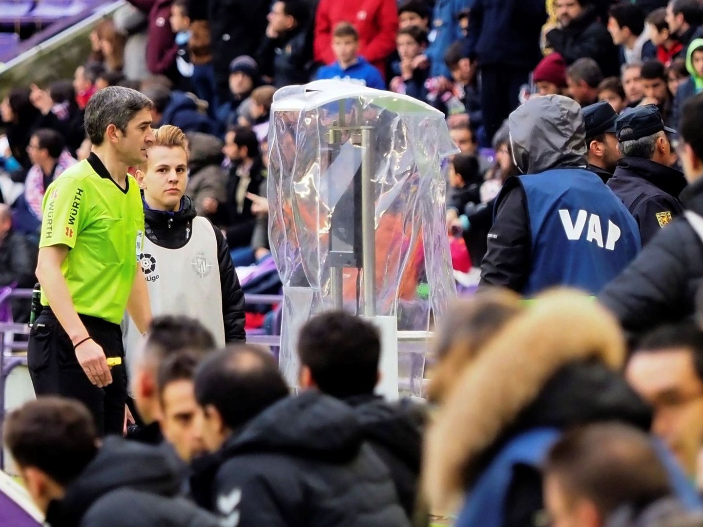 Undiano Mallenco (i) consultó el VAR y pitó penalti del Valladolid en el último minuto de la primera parte. (EFE)
