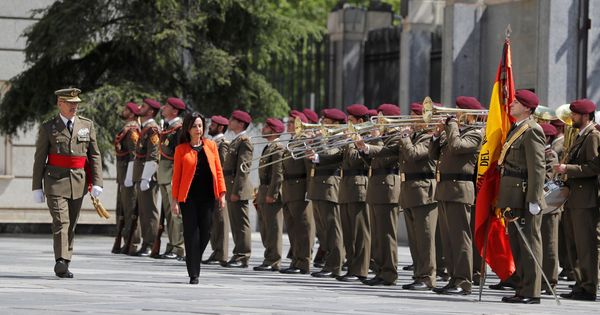 Foto: La ministra de Defensa, Margarita Robles, pasa revista durante la ceremonia de traspaso de cartera en el ministerio. (EFE)