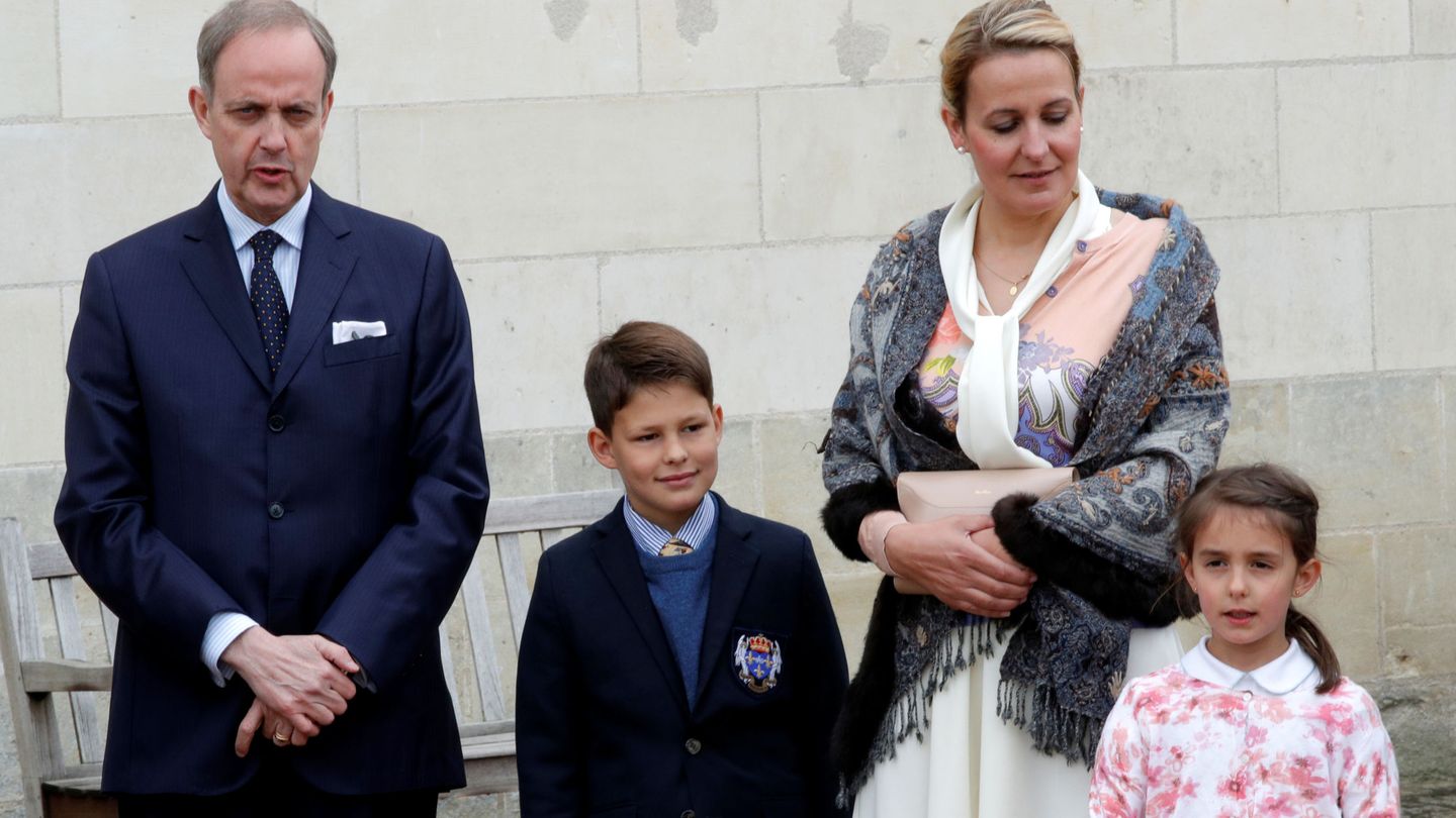 El conde de París, con su mujer y dos de sus hijos. (Reuters)