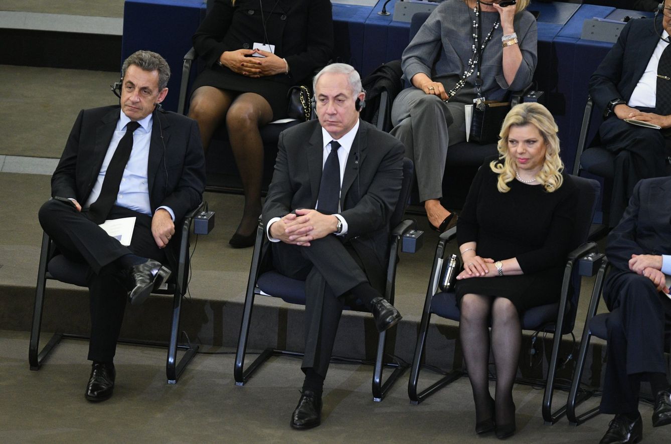 El expresidente francés Nicolas Sarkozy, junto al primer ministro israelí, Benjamin Netanyahu, y su esposa Sara. (Reuters)
